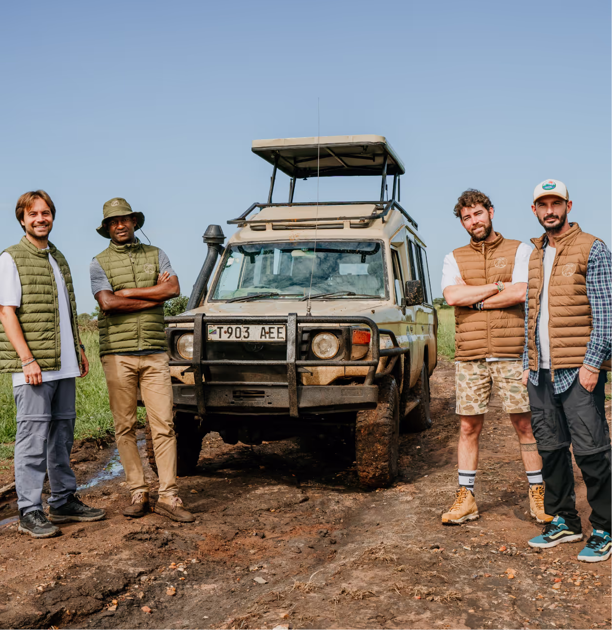 Equipo de guías de Tanzania Life junto a un vehículo de safari