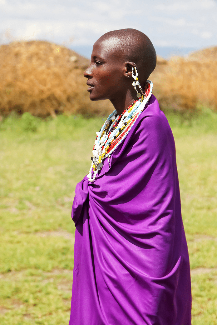 Mujer masái con vestimenta tradicional en su aldea, Tanzania