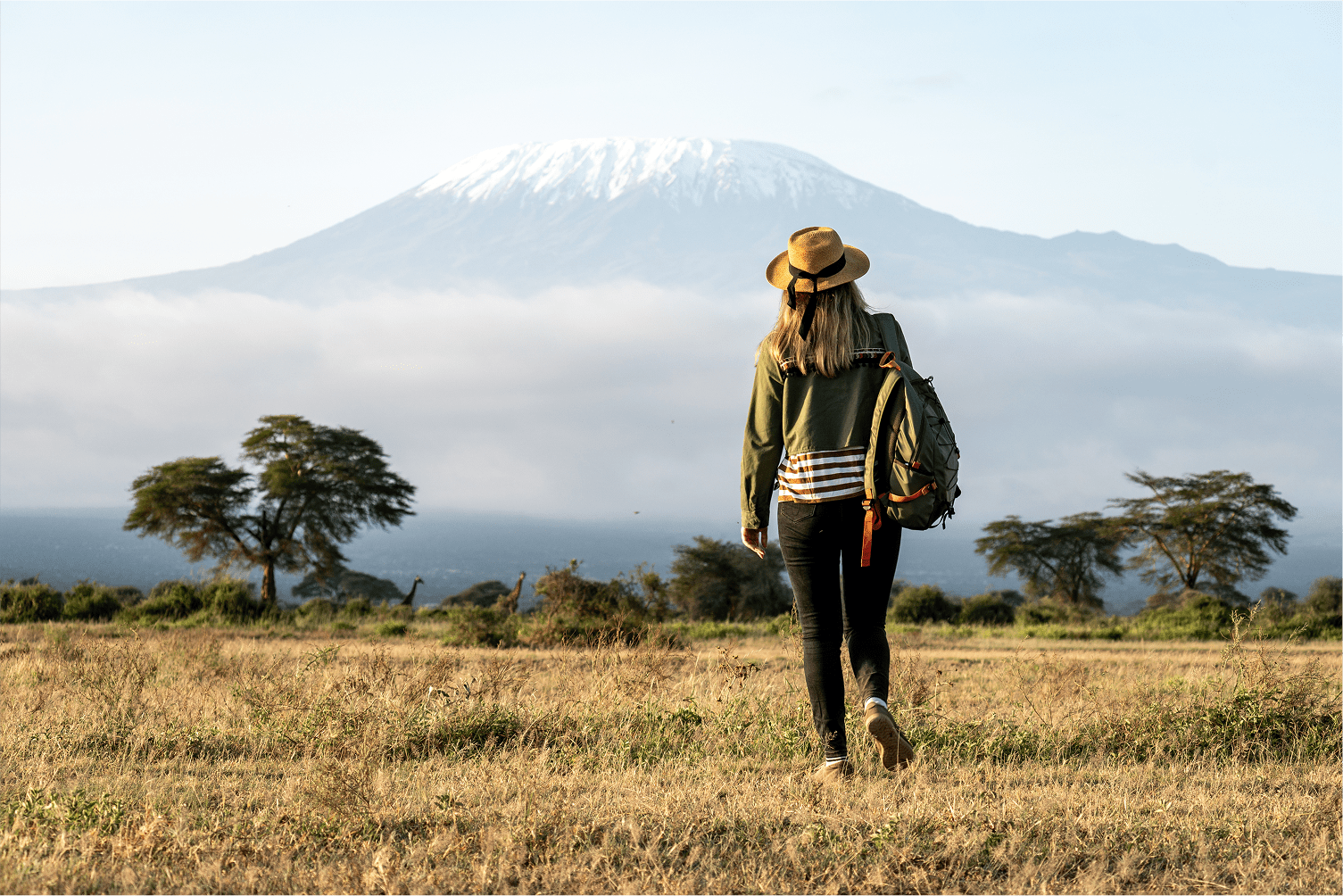 Viajera contemplando el monte Kilimanjaro