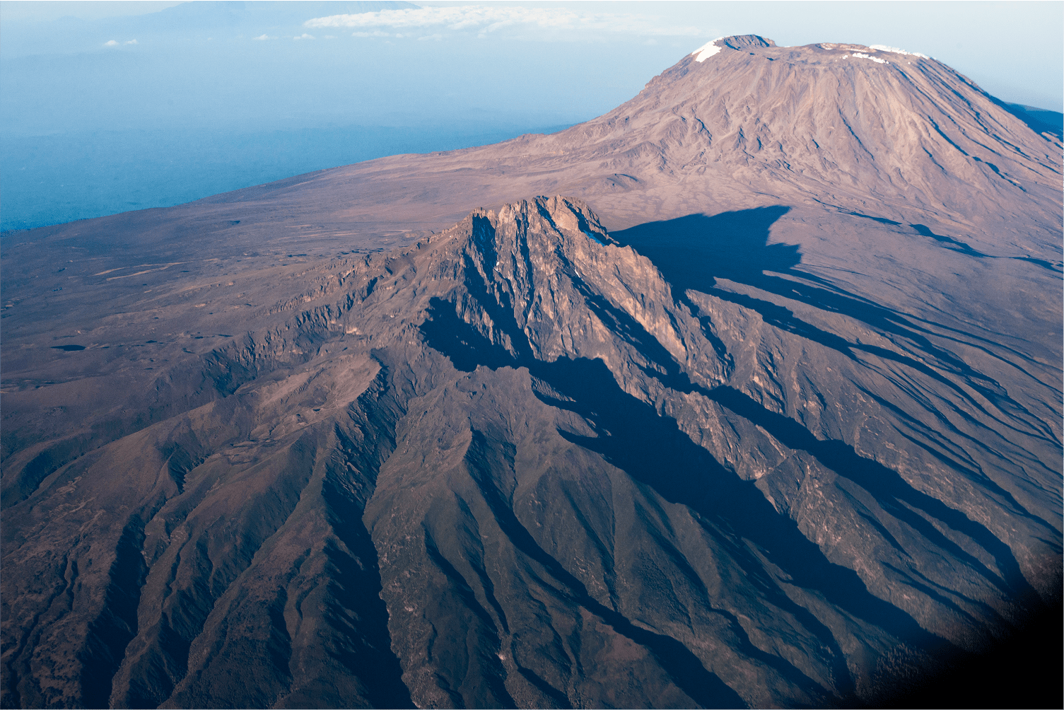 Vista aérea de la cima nevada del monte Kilimanjaro