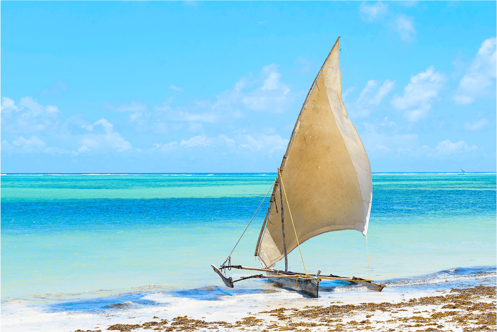 Barcas tradicionales africanas de madera en la costa del océano Índico