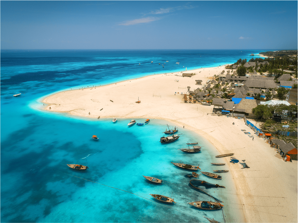 Vista aérea de barcas de pesca en la costa tropical